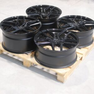 Sada diskov CVR5 22x9,5 ET45 + 22x11,5 ET60 5x112 Gloss Black